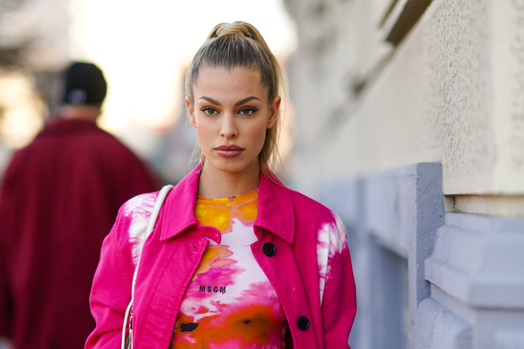 Fodboldfrue gør det igen: Smider bh’en og deler pikante fotos under sydens sol