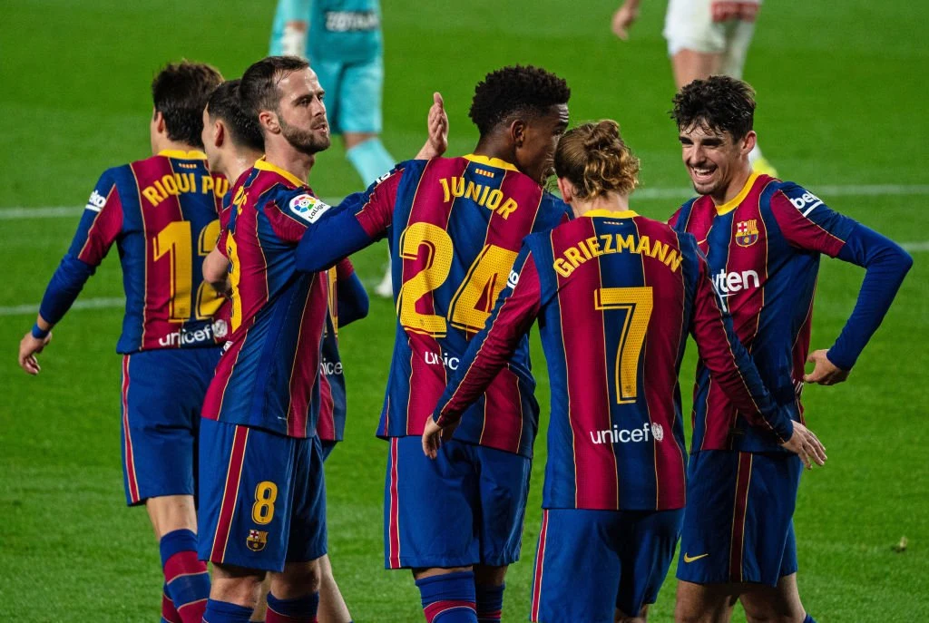 Premier League-klub viser interesse i Barcelona-midt