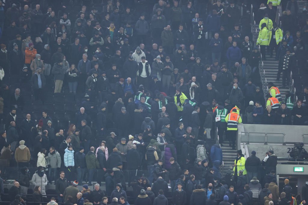 Opgør mellem Tottenham og Chelsea stoppet: Fan fik brug for akut lægehjælp