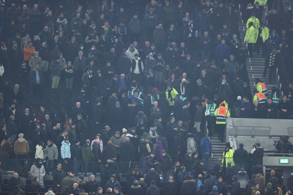 Opgør mellem Tottenham og Chelsea stoppet: Fan fik brug for akut lægehjælp