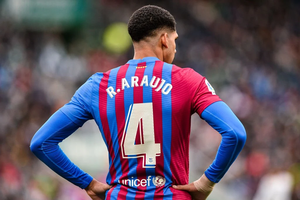 Avis: Barcelona udser sig potentiel Araujo-afløser