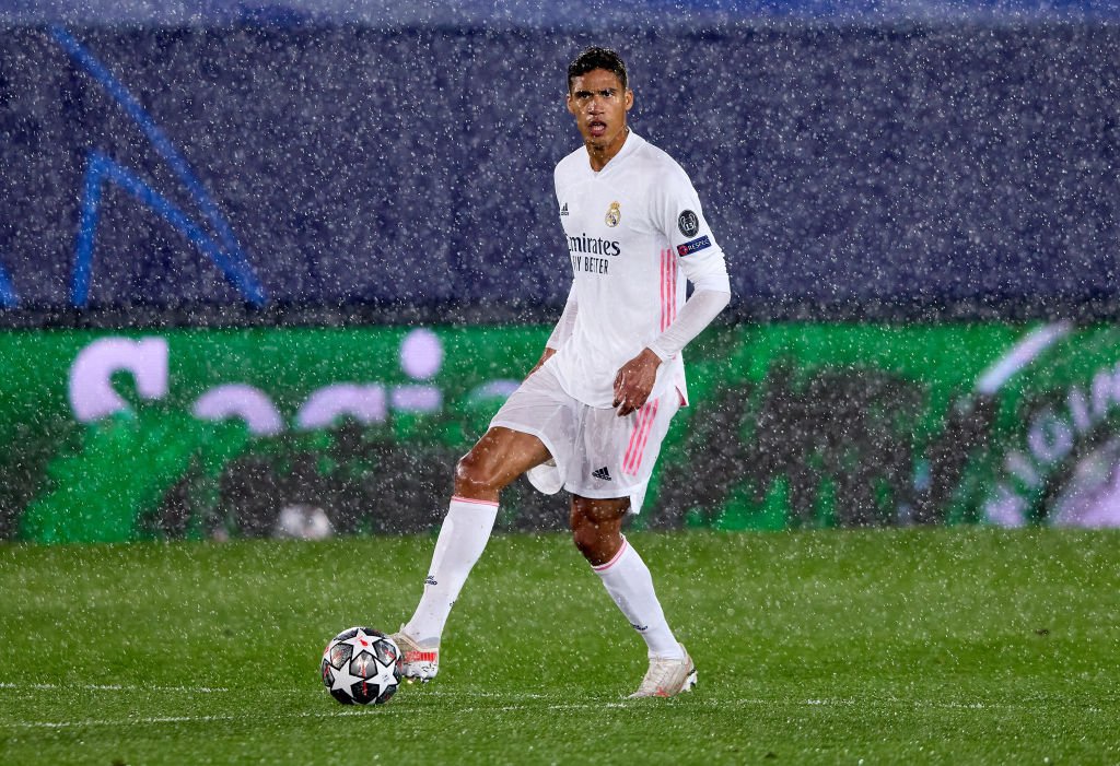 Manchester United overvejer Barca-forsvarer som Raphael Varane-alternativ