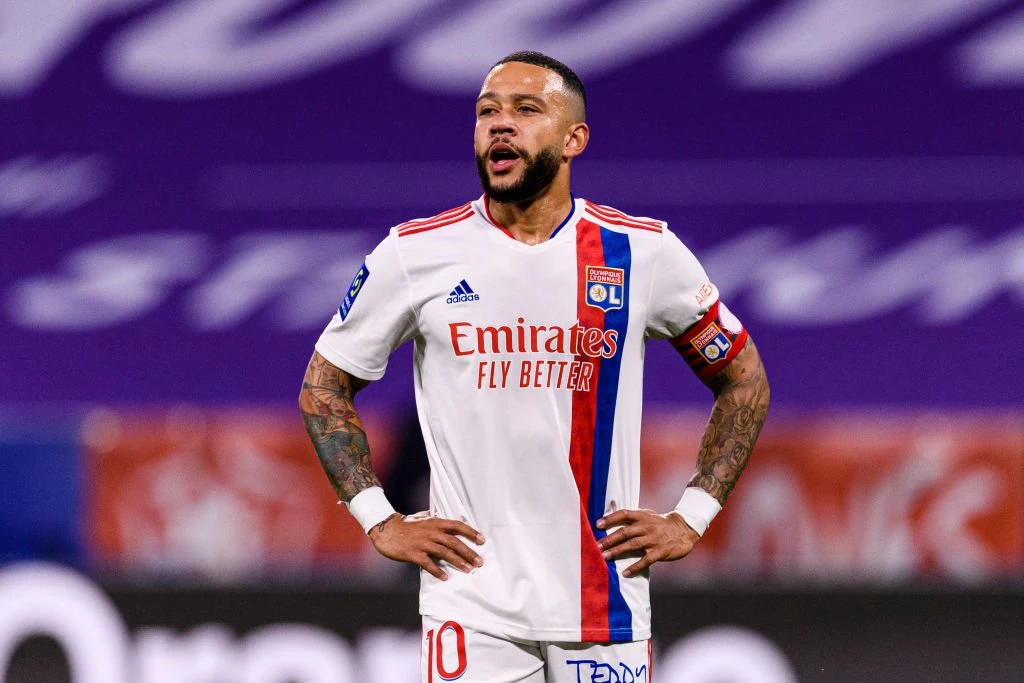 Premier League-klub melder sig ind i kampen om Memphis Depay