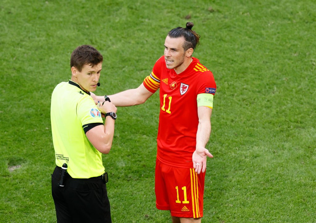 Stormede ud fra interview: Nu reagerer Bale