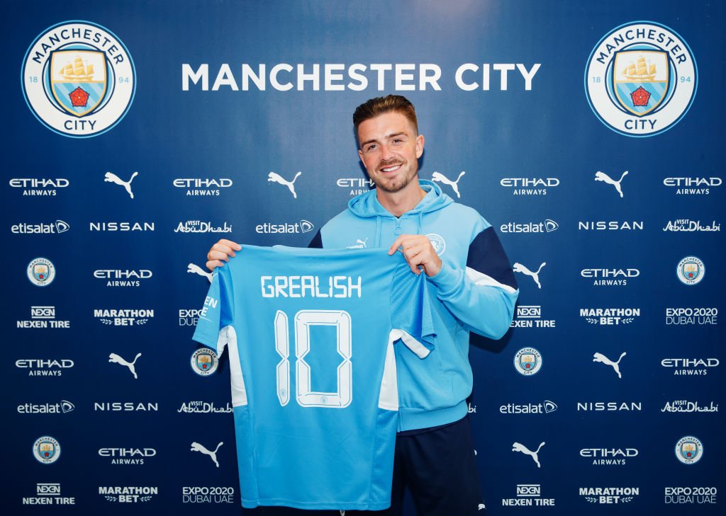 Jack Grealish tæt på at falde af bussen under Manchester Citys titelparade