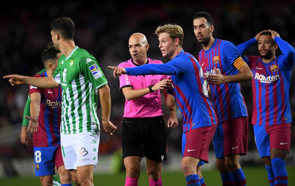 Tidligere Barca-spiller langer ud efter midtbanespiller: Han er en hæmsko