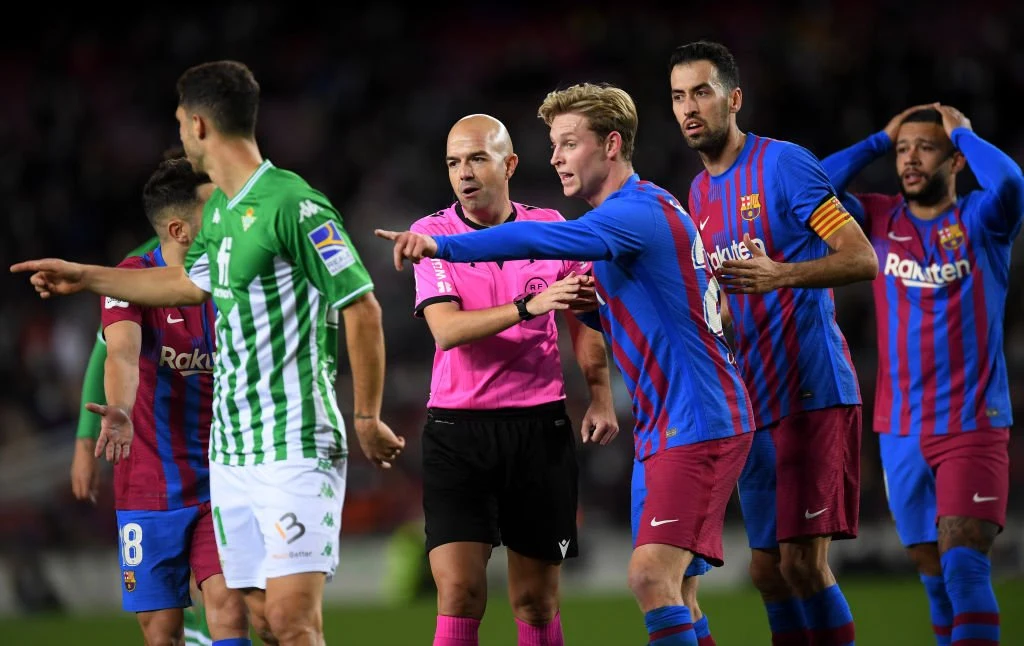 Tidligere Barca-spiller langer ud efter midtbanespiller: Han er en hæmsko