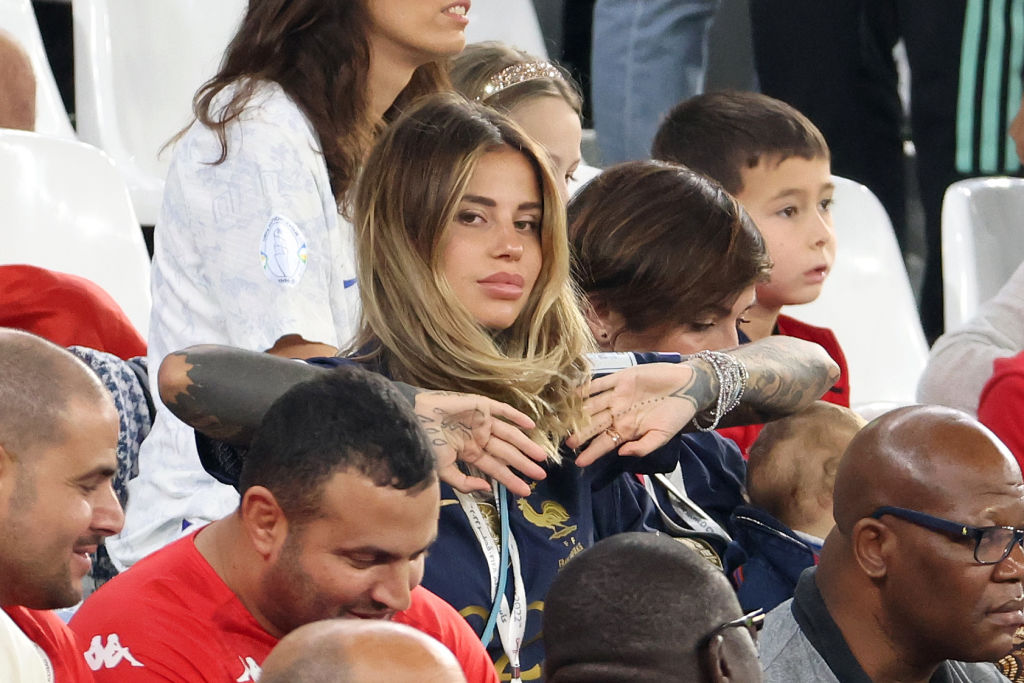 Theo Hernandez’ kæreste, Zoe Cristofoli, viser formerne frem under sydens sol