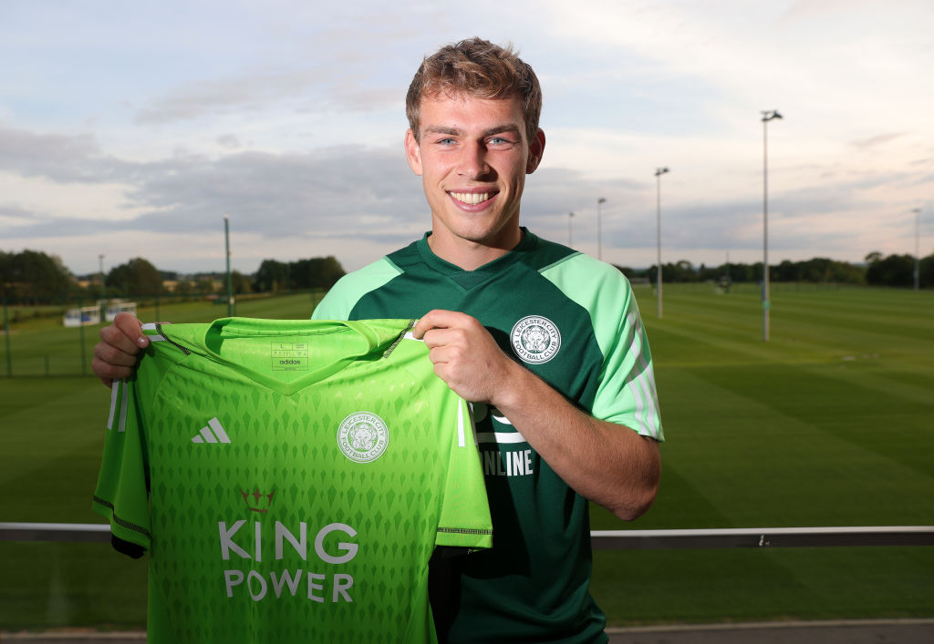 Mads Hermansen fænomenal i Leicester-sejr: Stormer mod Premier League