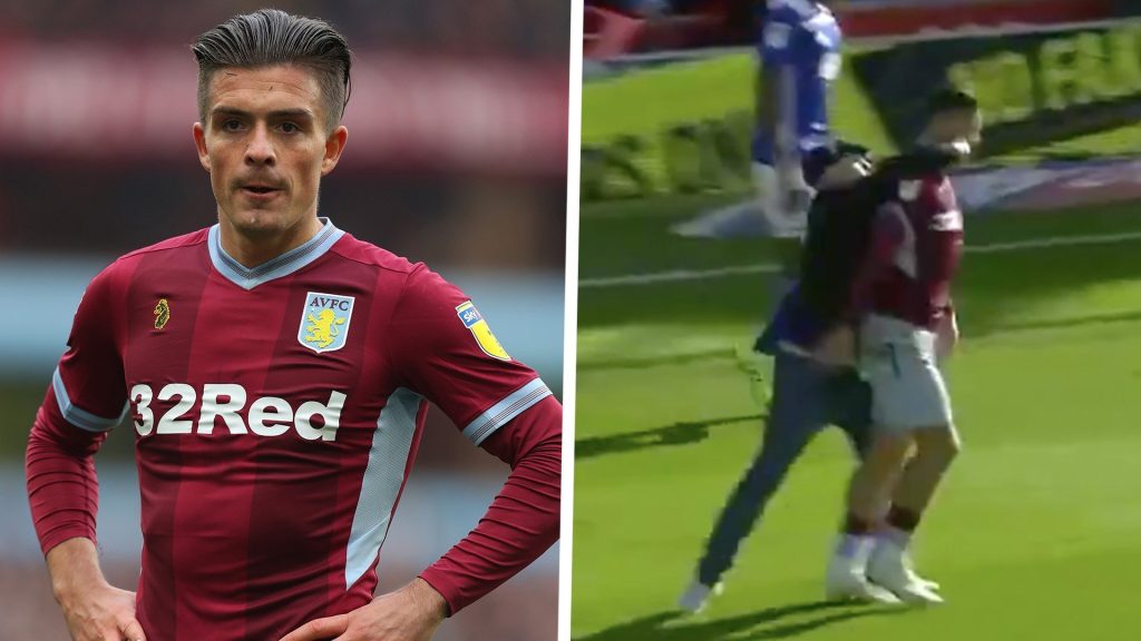 Se videoen: Aston Villa-spiller angrebet af tilskuer i lokalopgør