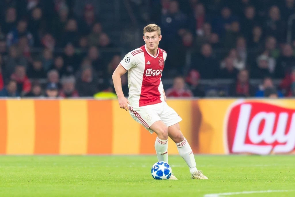 Ajax-legende mener, at klubbens unge anfører bør blive i klubben lidt endnu