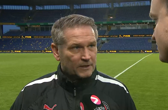Thomas Thomasberg raser efter nederlag: ‘Flot screening af dommeren’