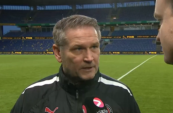 Thomas Thomasberg raser efter nederlag: ‘Flot screening af dommeren’
