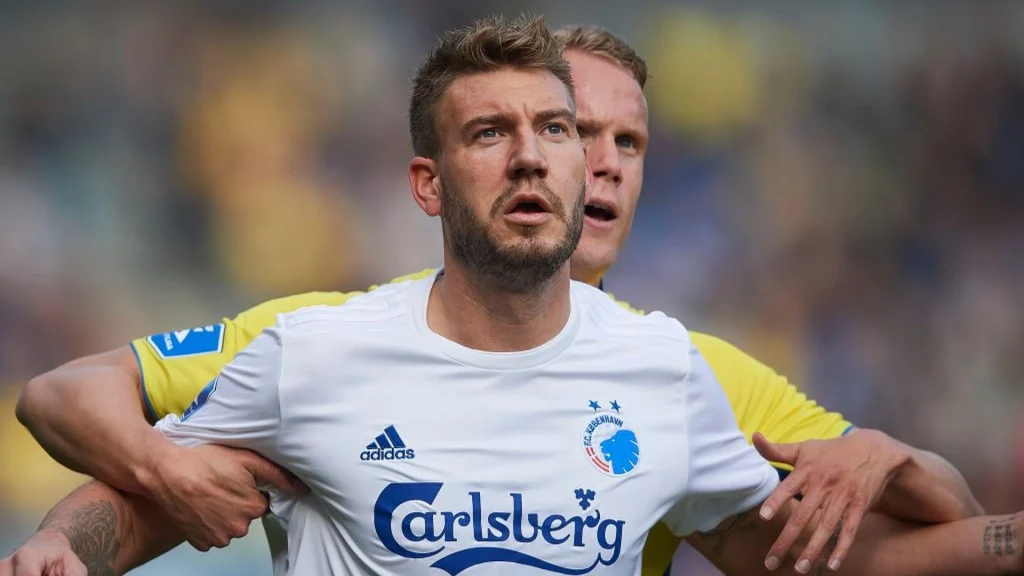 Tidligere holdkammerat langer ud efter Nicklas Bendtner: Lagde sig fladt ned