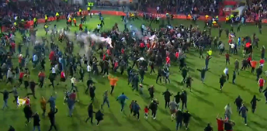 Her går det amok: Derfor stormede fansene banen, mens spillerne stadig var der