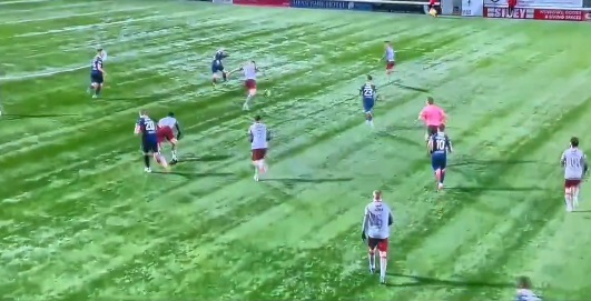 Reservekeeper bliver skiftet ind som angriber – scorer årets mål: Se videoen