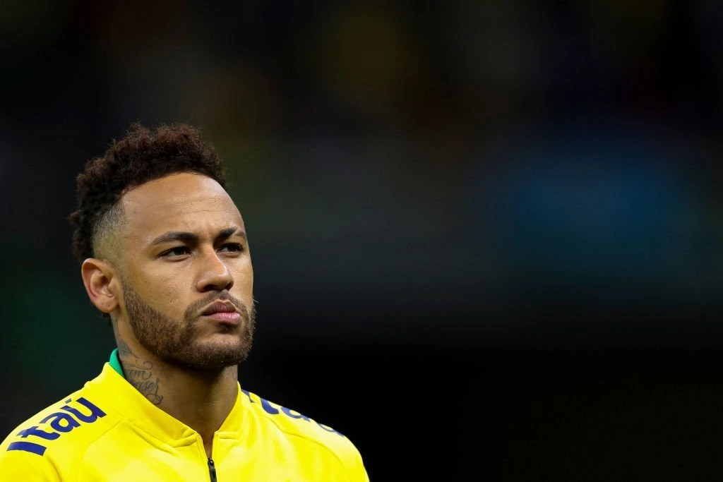 Neymar båret fra banen – frygter sæsonafsluttende skade