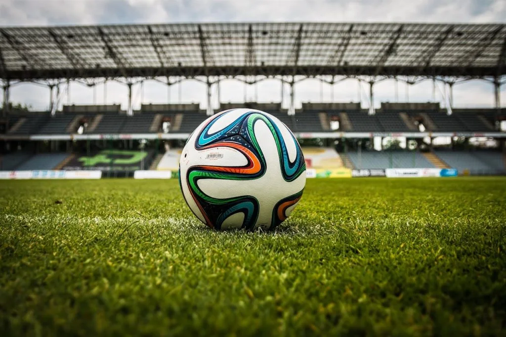 Hvilke ligheder er der mellem betting på fodbold og casino-spil?