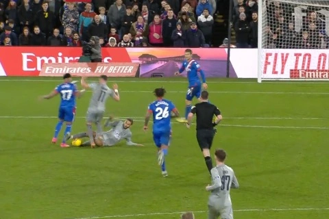 Everton-spids får direkte rødt for denne tackling