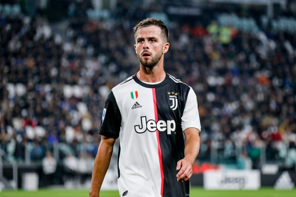 Miralem Pjanic skyder med skarpt efter tidligere Juve-træner