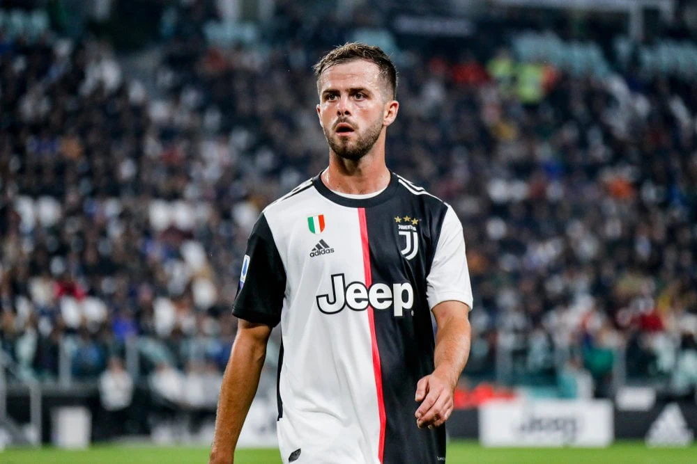 Miralem Pjanic skyder med skarpt efter tidligere Juve-træner