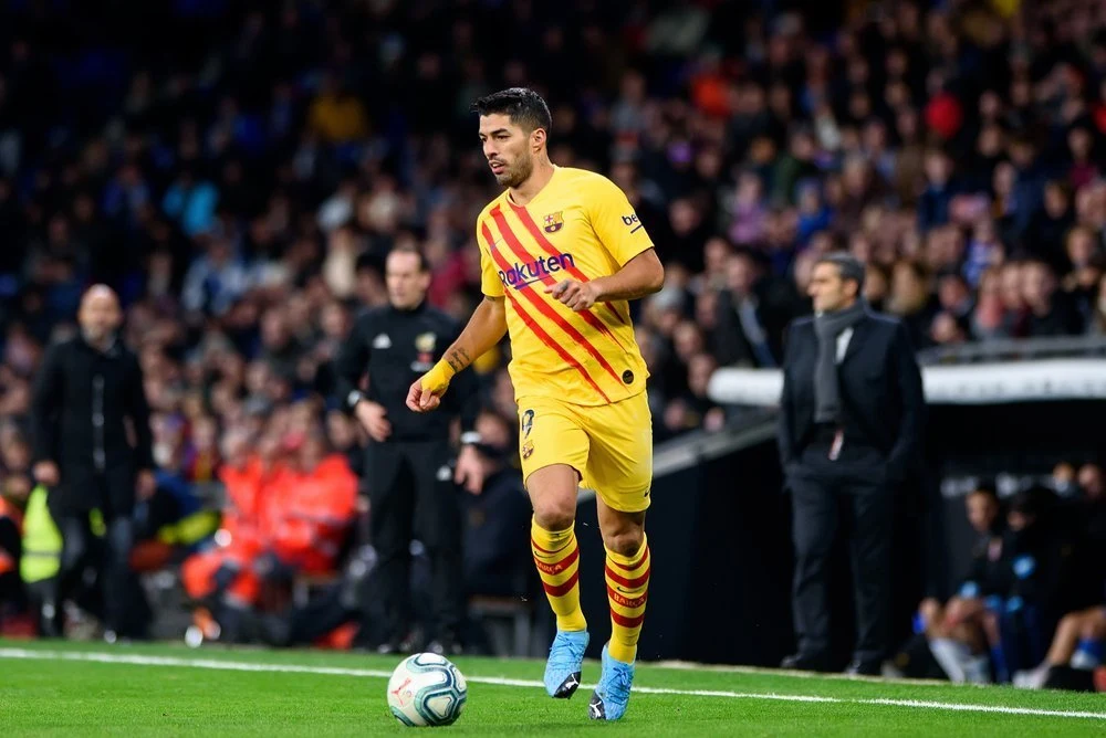 Luis Suarez langer ud efter personerne bag Messis kontraktlæk