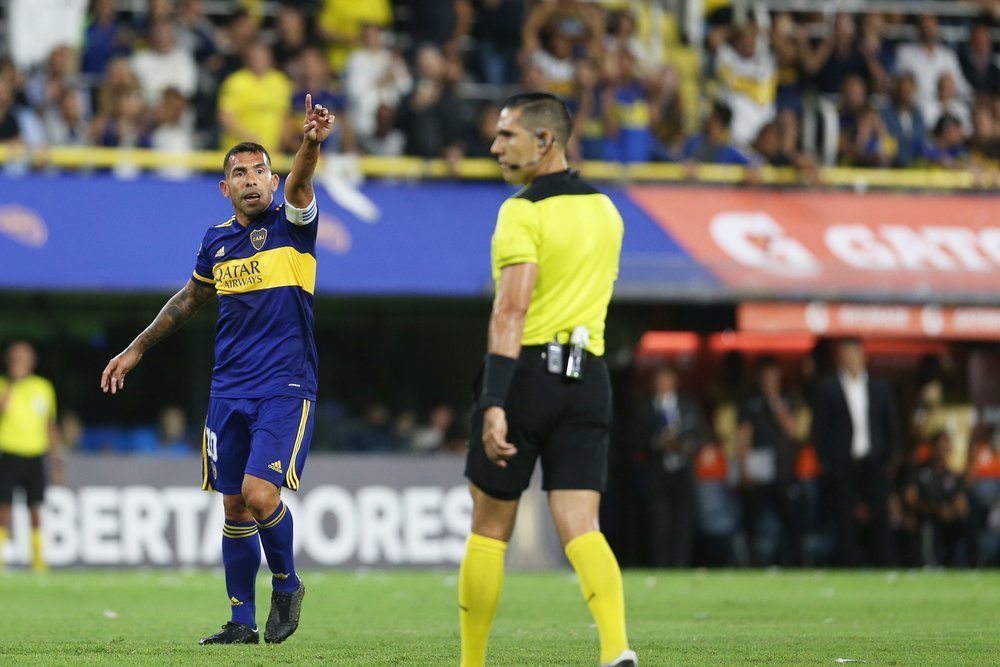 Chok hos Independiente: Carlos Tevez hastet til hospitalet
