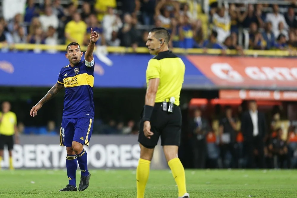 Chok hos Independiente: Carlos Tevez hastet til hospitalet