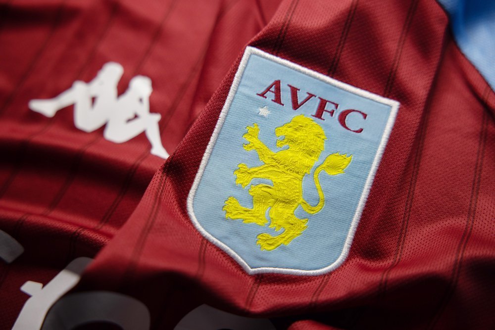 Aston Villas McGinn får direkte rødt: Slagter Udogie