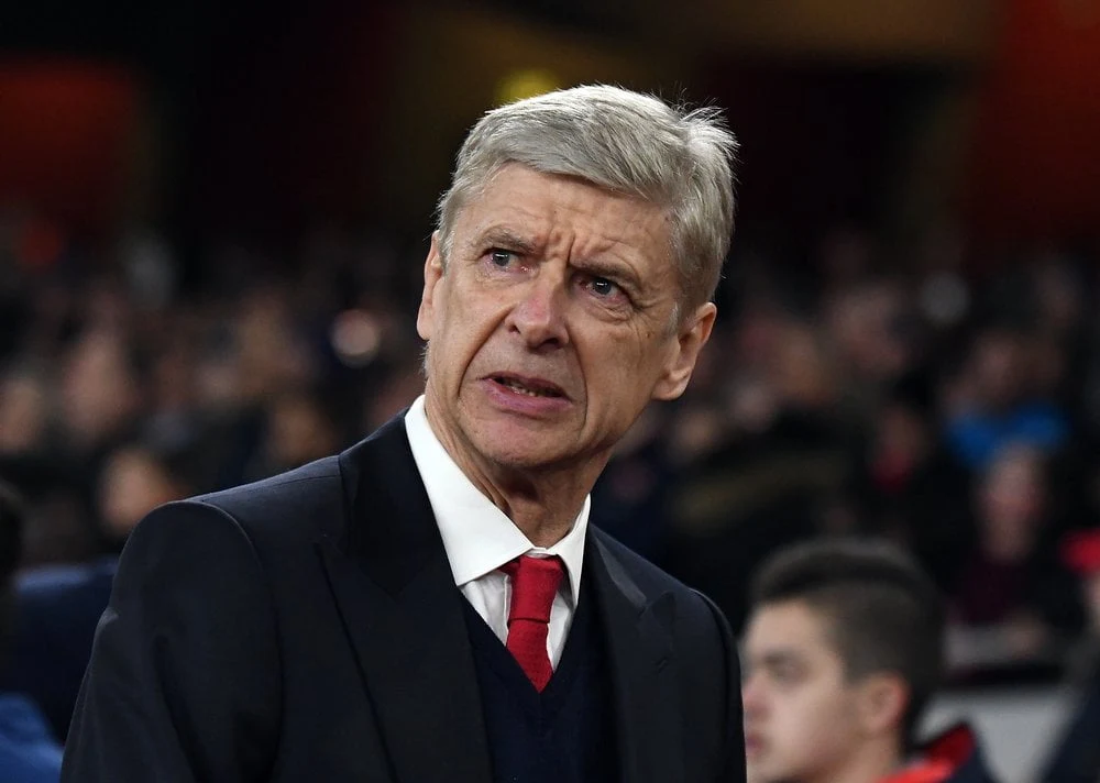 Jamie Carragher kritiserer Arsene Wenger for ny offside-regel