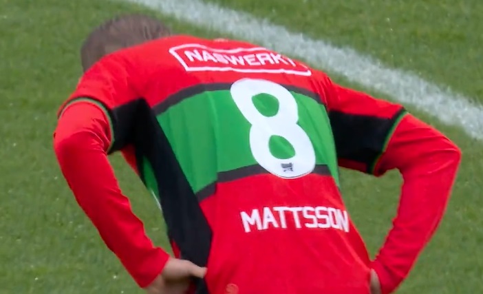 Dansk fodboldspiller går verden rundt: Kastede op på banen