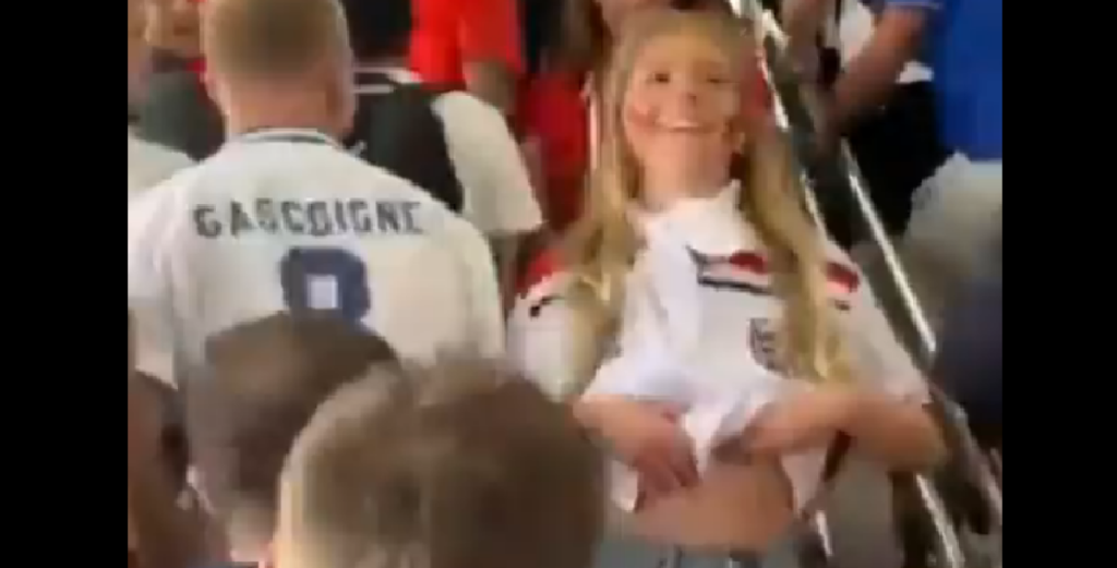 Kvindelig fan trækker op i trøjen og viser brysterne frem: Overlader intet til fantasien