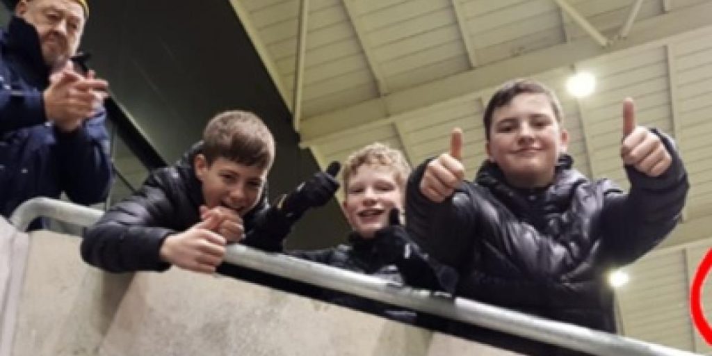 Drengestreger til fodboldkamp er gået verden rundt: Fik stadionspeakeren til at oplæse sjofel besked