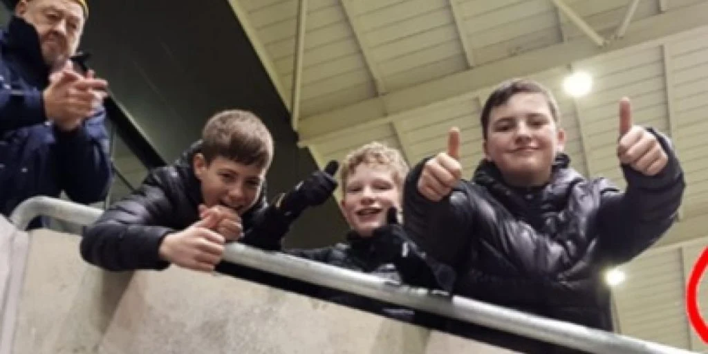 Drengestreger til fodboldkamp er gået verden rundt: Fik stadionspeakeren til at oplæse sjofel besked