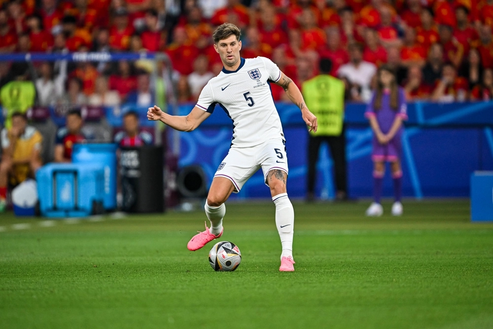 John Stones er gratis: Tre Serie A-giganter jager 32-årig eks-City-forsvarer på fri transfer