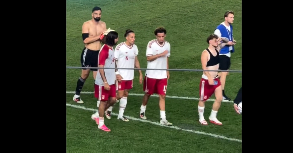 Optrin på banen: Curtis Jones raser mod Szoboszlai efter Liverpool-sejr