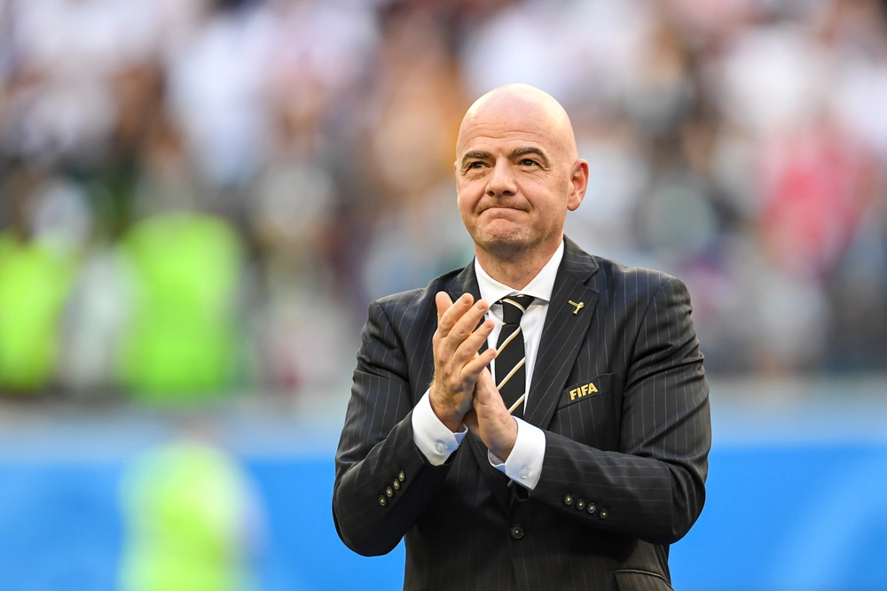 FIFA giver medierne skylden: Fastholder omstridt VM-salg trods UEFA-boykot