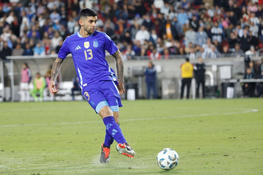 Romero fyrer tilbage mod Neville: 