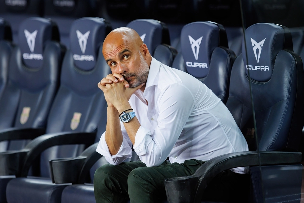 Guardiolas kaffekop og skrivebordslampe under hammeren: Man City bortauktionerer hans kontor