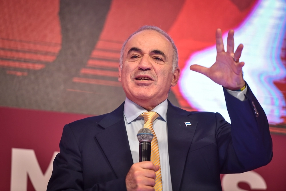 Skaklegenden Kasparov om FIFA's VM-dommerkaos: Det ligner en korrupt joke
