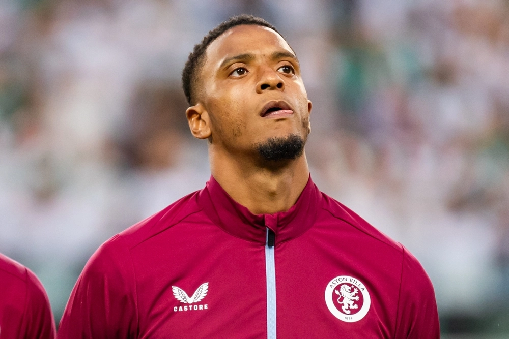 Arsenal klar med bud på engelsk landsholdsforsvarer: Villa forlanger 525 millioner kroner for Konsa