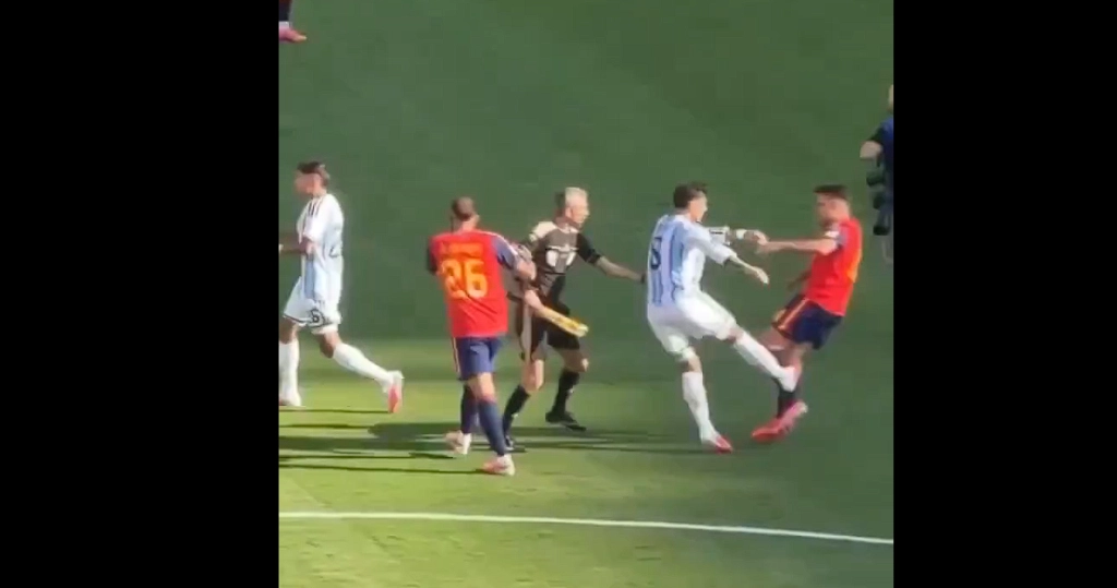 Ny video af VM-finalens slagsmål: Uset optagelse gør Paredes' overfald endnu grovere