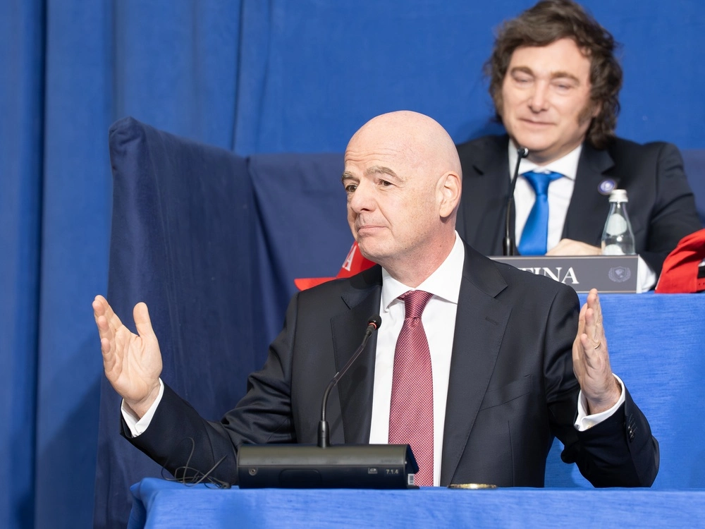 Først var det Wales, nu trækker England også støtten til Gianni Infantino
